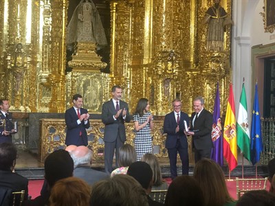 El alcalde felicita a José Luis Perales por la concesión de la Medalla de Oro al Mérito en las Bellas Artes