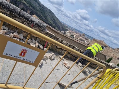 Comienza la reparación del tramo del muro de la calle Trabuco dañado por el impacto de un vehículo
