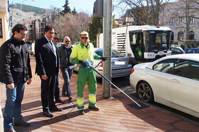 El Ayuntamiento refuerza la limpieza viaria con una barredora con pértigas de alta presión y una baldeadora de 290.000 euros