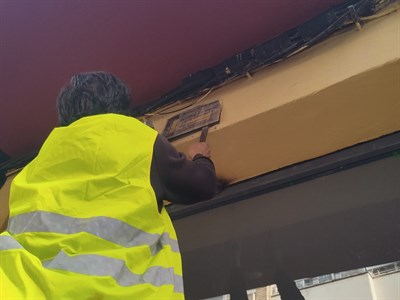 El Ayuntamiento de Cuenca retira más de medio centenar de placas metálicas con simbología franquista de diferentes edificios