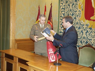 El alcalde recibe en el Ayuntamiento al coronel del Regimiento de Infantería “Inmemorial del Rey” nº 1 del Cuartel General del Ejército