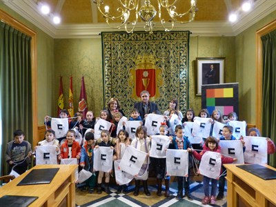 Mariscal recibe a medio centenar de niños del Colegio Público San Fernando de la capital 