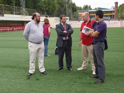La próxima semana concluirán los trabajos de instalación del nuevo césped artificial en el campo de fútbol de la Beneficencia