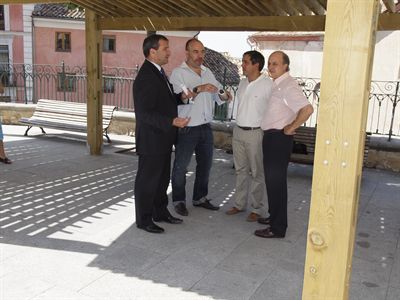 El Ayuntamiento instala una pérgola de madera en la plaza del Colegio de El Carmen a petición de la Asociación de Padres