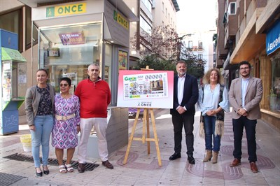 El cupón de la ONCE ‘se pasea’ por Carretería, una calle de Cuenca con historia y tradición