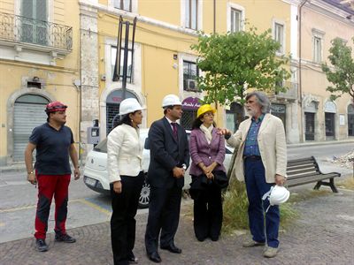 El alcalde se muestra impresionado después de visitar la ciudad hermana de L’Aquila y pide colaboración a los conquenses para ayudar a las víctimas del terremoto