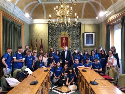 El alcalde recibe a un grupo de alumnos y profesores del IES Alfonso  VIII de Cuenca, de intercambio con un centro de Portugal 