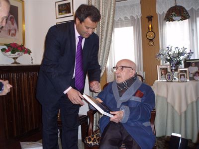 El alcalde felicita al poeta conquense Eduardo de la Rica en su 95 cumpleaños