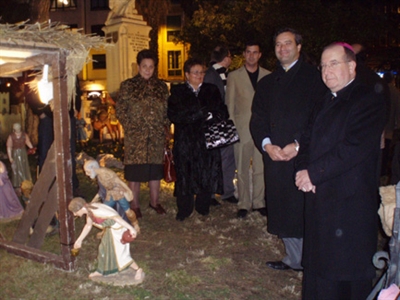 El alcalde y el obispo inauguran el Belén de la Plaza de la Hispanidad
