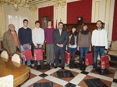 El alcalde de Cuenca, Francisco Javier Pulido, desea suerte a los cinco conquenses seleccionados para participar en Campeonato de España de Selecciones Autonómicas de Baloncesto