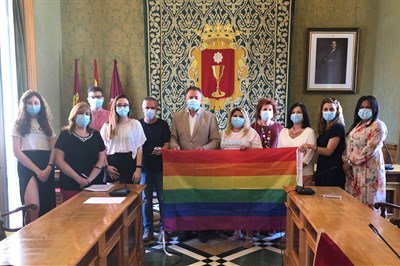 El Ayuntamiento conmemora el Día del Orgullo LGTBI con la lectura de un manifiesto y con las Casas Colgadas iluminadas con el arco iris