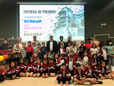 El alcalde entrega los premios del certamen de dibujo infantil ‘Los colores de Cuenca’, que alcanza su octava edición 