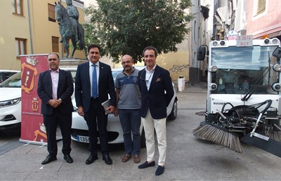Ángel Mariscal presenta los primeros vehículos y maquinaria del Servicio Municipal de Limpieza  por importe de 250.000 euros