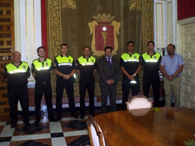El alcalde recibe en su despacho a los cinco nuevos policías locales