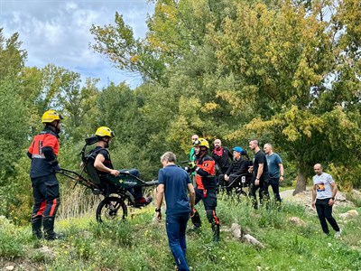 Los Bomberos del Ayuntamiento de Cuenca se forman en el uso de material adaptado para personas con discapacidad y movilidad reducida