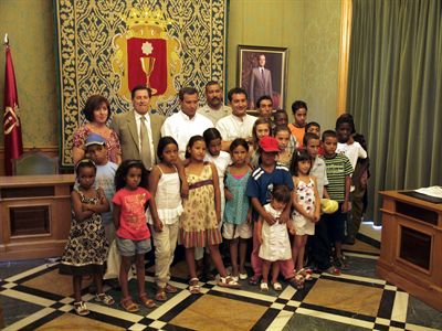 El alcalde da la bienvenida a los niños saharauis que pasan el verano en Cuenca