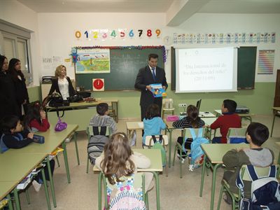 El alcalde participa en una de las charlas que el Ayuntamiento imparte en los colegios para difundir los derechos del niño