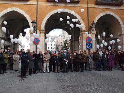 Globos blancos en el Ayuntamiento de Cuenca en recuerdo de las víctimas por la violencia de género en su Día Internacional