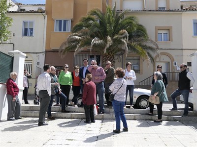Ángel Mariscal conoce las propuestas de los vecinos sobre accesibilidad en la Plaza del Grupo Virgen de la Luz