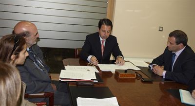 El alcalde firma la adquisición del Alfar de Pedro Mercedes