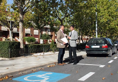 El Ayuntamiento cumple su compromiso de duplicar las plazas de estacionamiento reservadas para discapacitados

