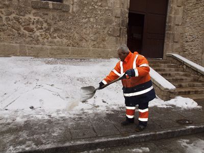El Ayuntamiento inicia un operativo especial para limpiar la nieve y el hielo de las principales calles de Cuenca