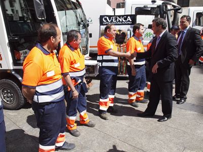 El alcalde felicita a los trabajadores que han contribuido a la concesión de la Escoba de Plata al Ayuntamiento de Cuenca