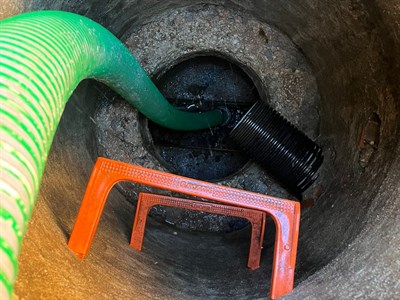 El Ayuntamiento de Cuenca lleva a cabo la limpieza del colector de saneamiento de calle Las Torres