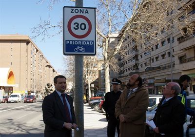 El Ayuntamiento inicia la instalación de las señales que delimitan la Zona 30
