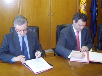 El alcalde firma el Acuerdo sobre Atribución de Funciones que otorga al Ayuntamiento la gestión del proyecto Urbana