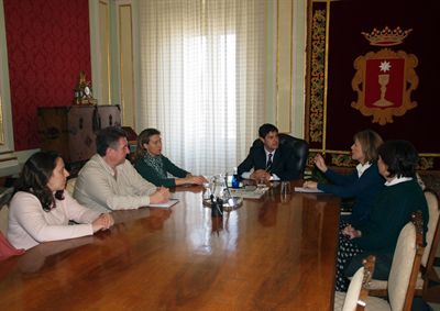 El alcalde se reúne con los trabajadores del Laboratorio de Salud Pública de Cuenca