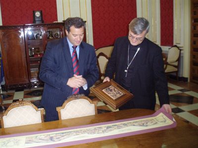 El alcalde recibe en su despacho de la Alcaldía a monseñor Andrés Carrascosa