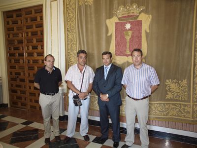El alcalde recibe a los dos conquenses que han hecho el Camino de Santiago para promocionar Cuenca 2016