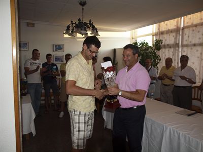 El alcalde entregó el premio a los campeones del Trofeo de Mus de San Julián