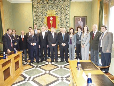El Ayuntamiento reúne a los empresarios conquenses con embajadores de Europa y América y con el secretario Iberoamericano 