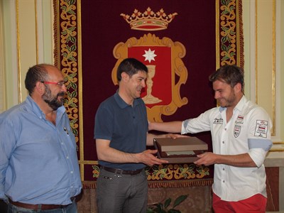 El Ayuntamiento hace entrega de un reconocimiento al futbolista Cristian Sánchez 