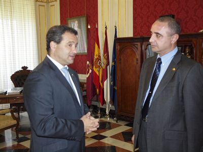 El alcalde recibe al cónsul de Rumanía, Peter Constantin