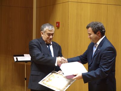 El alcalde de Cuenca hace entrega a Vicente Martín del II Premio de Poesía Federico Muelas