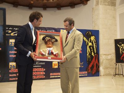 El alcalde hace entrega del Trofeo Ciudad de Cuenca a Finito de Córdoba, triunfador de la Feria de San Julián 2008