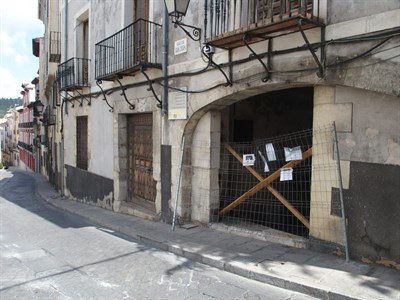 Los propietarios del inmueble causante de los desprendimientos en la calle Bajada de San Juan tienen 48 horas para instalar una barrera de protección