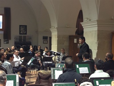 El alcalde acompaña a la Banda Municipal de Música en uno de los ensayos previos a la Semana Santa