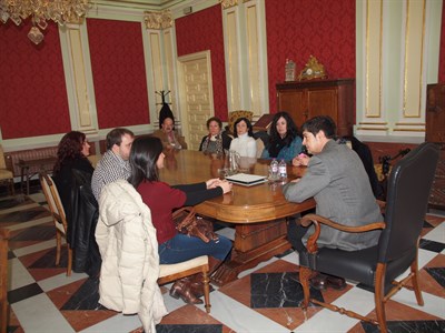 El alcalde se reúne con la Plataforma de Bebes Robados de Castilla-La Mancha