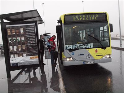 La Línea de autobuses número 12 entró en funcionamiento a las 8 de la mañana con normalidad y ya ha trasladado a los primeros viajeros a la estación del AVE