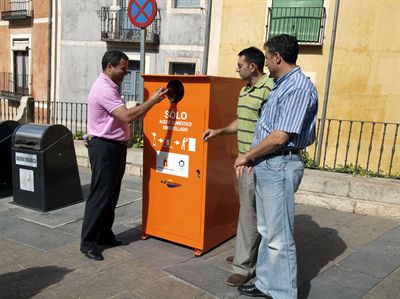 El Ayuntamiento comienza la instalación de una decena de contenedores para la recogida de aceite doméstico usado