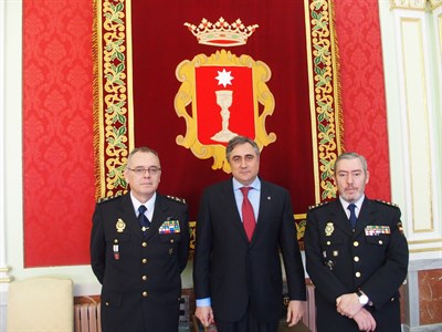 El alcalde felicita en persona al nuevo jefe superior de la Policía de Castilla-La Mancha 