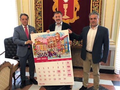 Soliss hace entrega al alcalde de la imagen de su calendario 2022 que muestra a Cuenca y su Semana Santa en el mes de abril