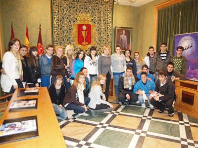 Alumnos del Colegio Santa María de la Expectación conocen el Salón de Sesiones del Ayuntamiento de Cuenca