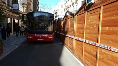 Se desvían las líneas de autobús que pasan por Carretería para garantizar la seguridad de los peatones ante la numerosa afluencia de público al Mercado Navideño 