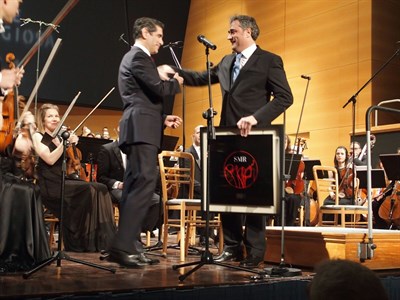 Ángel Mariscal ha entregado un premio honorífico de la SMR a la Orquesta y Coro de RTVE