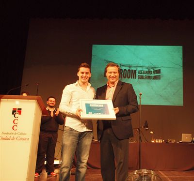 El alcalde entrega a Javier Vázquez el premio Contornos y clausura el festival Arte en Papel